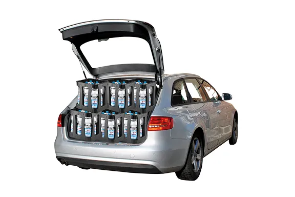 Ein Auto mit einem Kofferraum voller Getränke