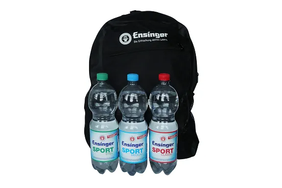 Ein Sportrucksack hinter 3 Wasserflaschen